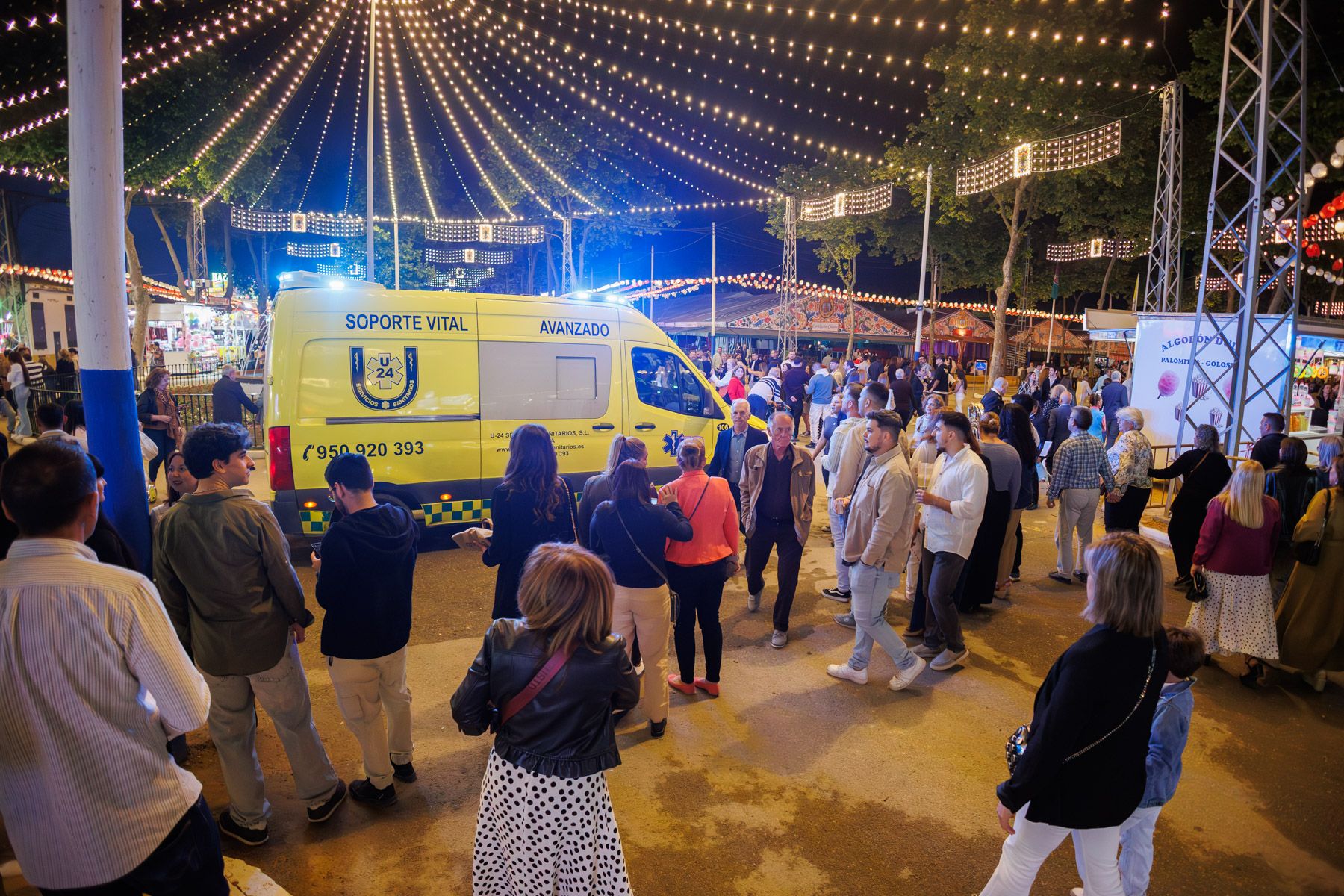 La ambulancia ha tenido que acceder al Real de la Feria de El Puerto. 
