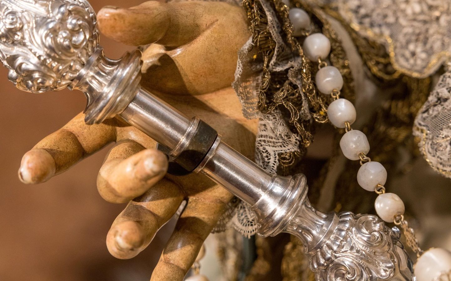 La mano derecha de la Virgen del Rosario de la Macarena.