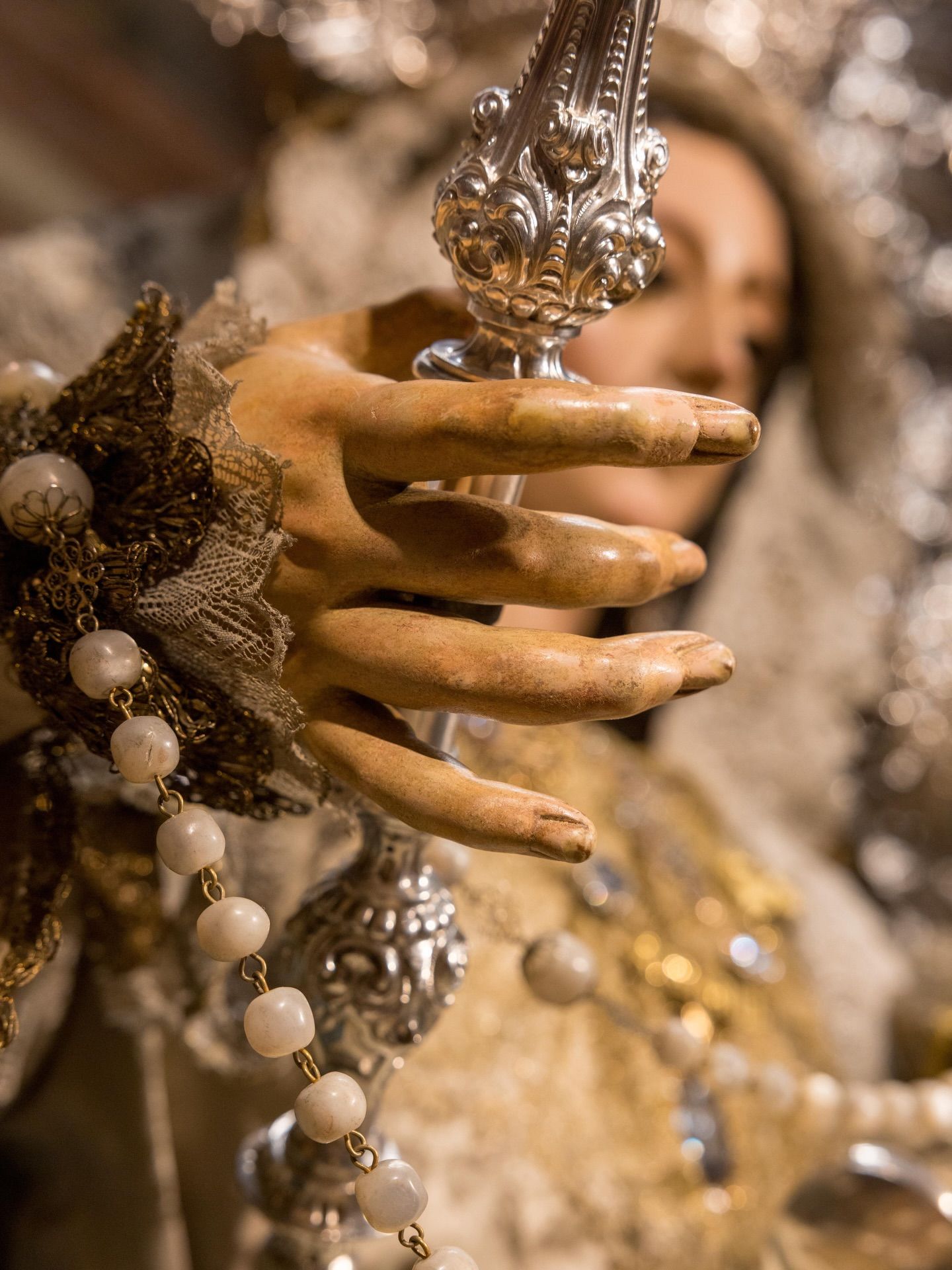 La imagen compartida por la Macarena de la mano de la Virgen del Rosario.