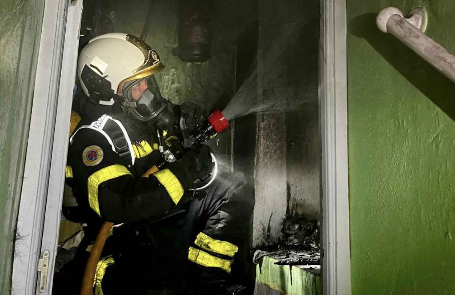 Intervención de bomberos en el local de celebraciones infantiles de Chiclana que salió ardiendo.
