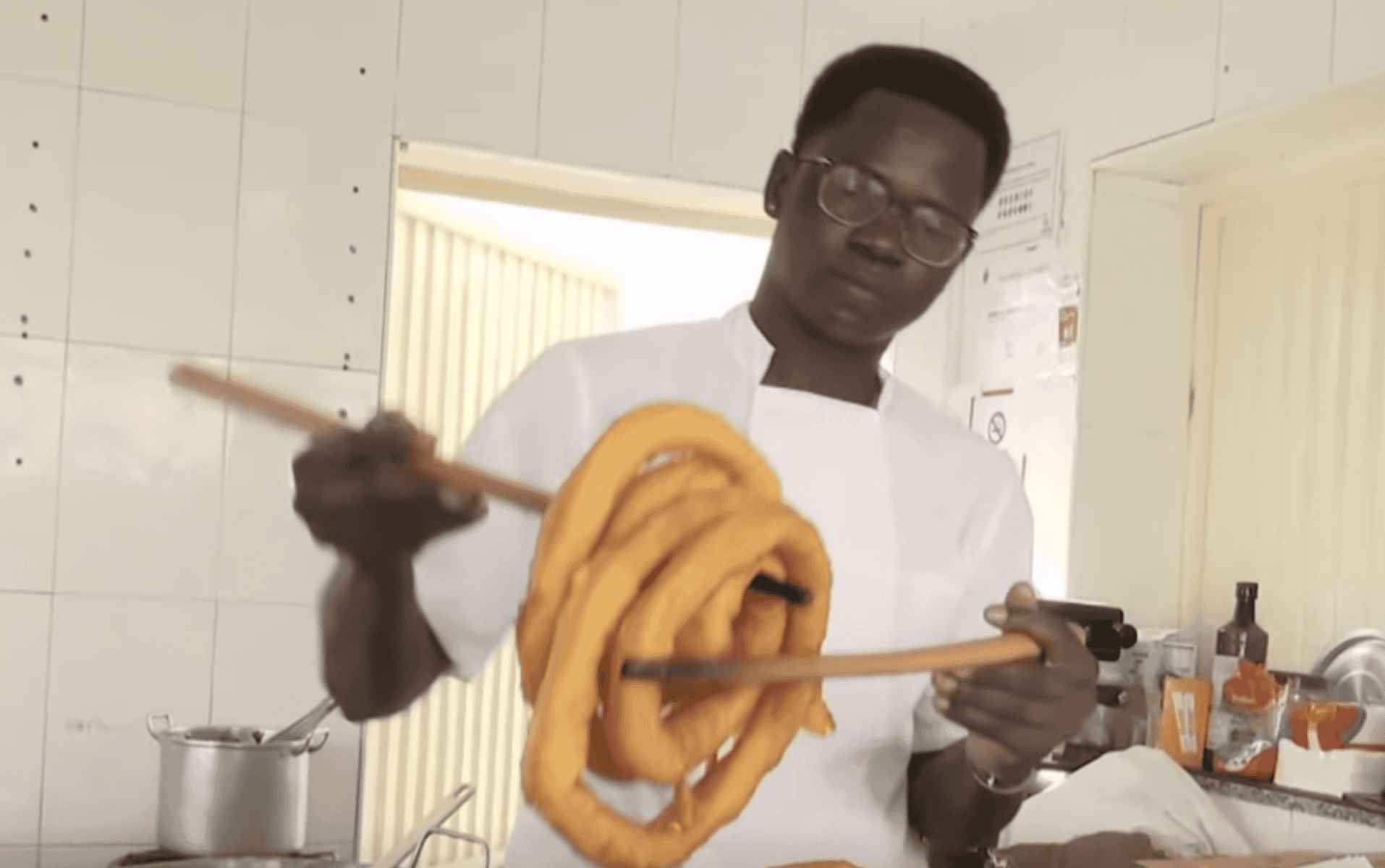 Buba, haciendo churros en su puesto en Los Barrios.