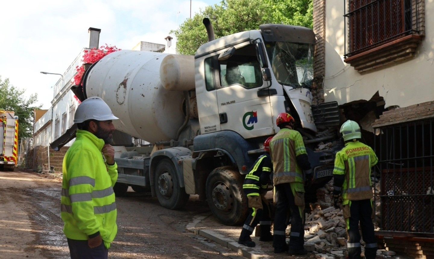 El camión incrustado en la fachada.