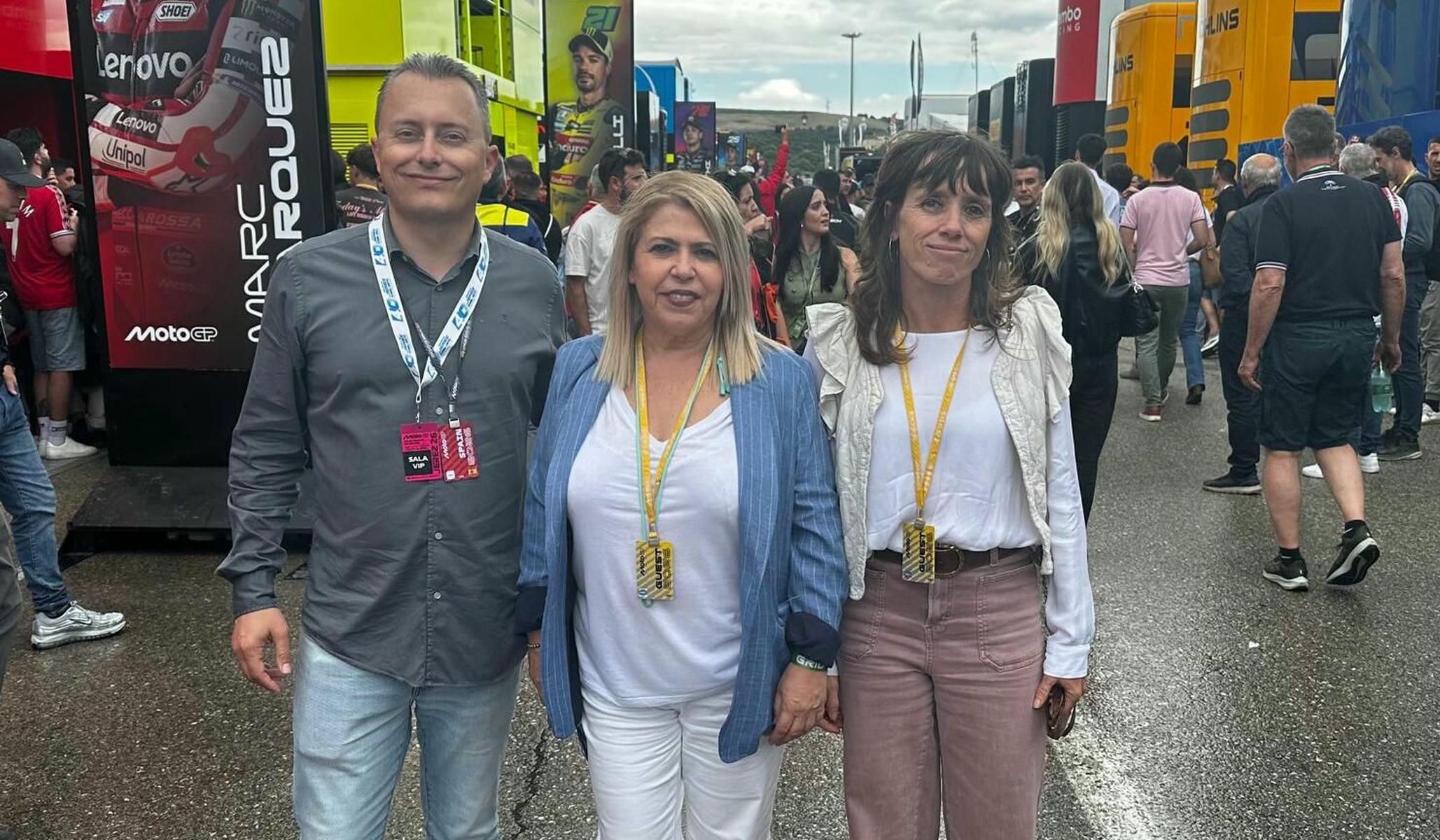 Mamen Sánchez, y los exdelegados Santiago Galván y Laura Álvarez, en el Circuito de Jerez.