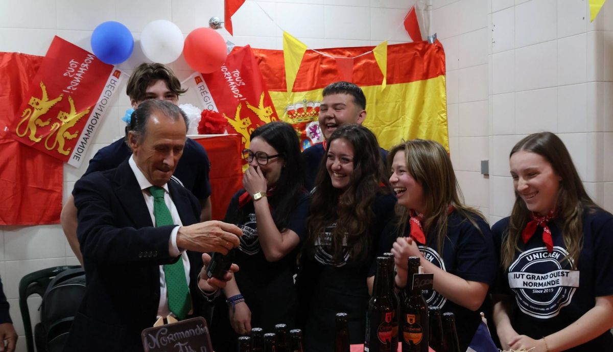 Román conoce las bebidas de Normandía.