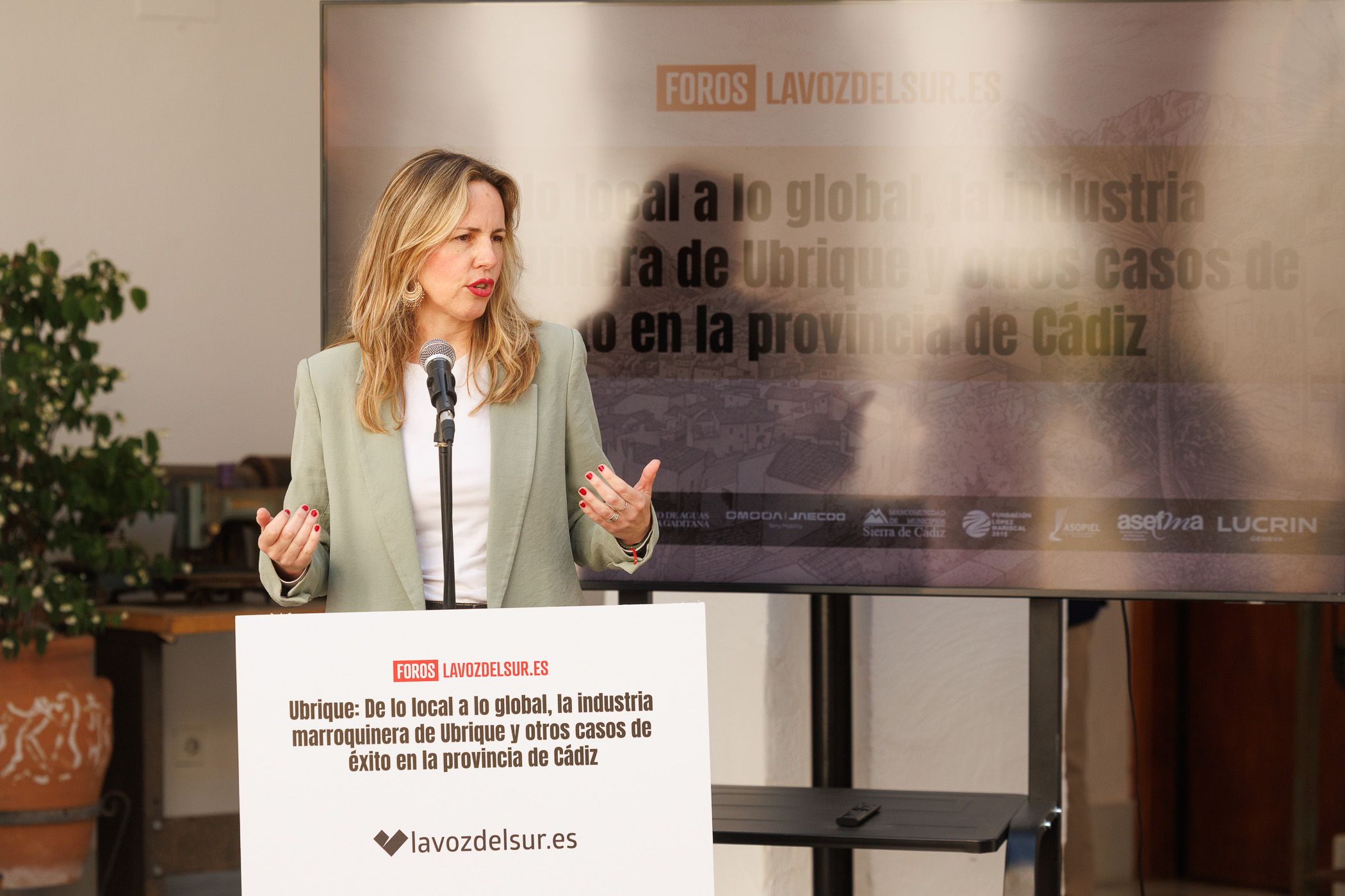 La diputada Vanessa Beltrán, también alcaldesa de Prado del Rey, en el foro organizado por lavozdelsur.es.