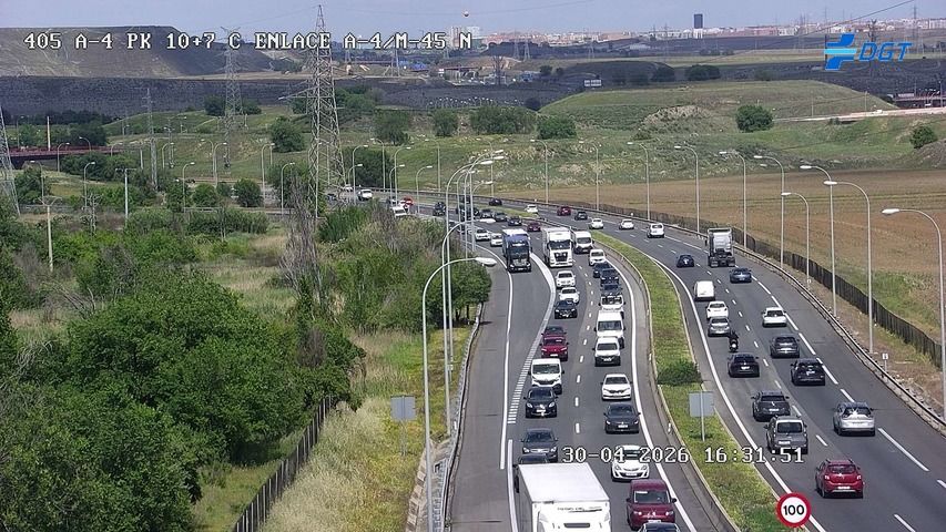 Un atasco en Madrid, en la tarde de este inicio de la operación 1 de mayo.