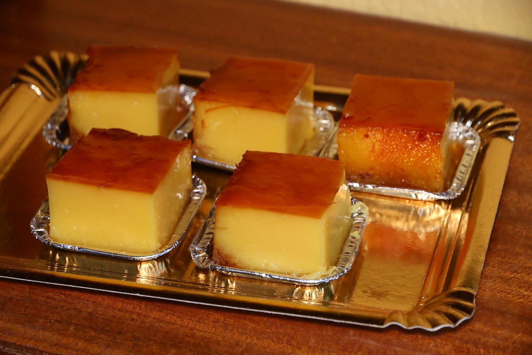 Una bandeja de tocinos de cielo en Maype, confitería que cierra en Cádiz.