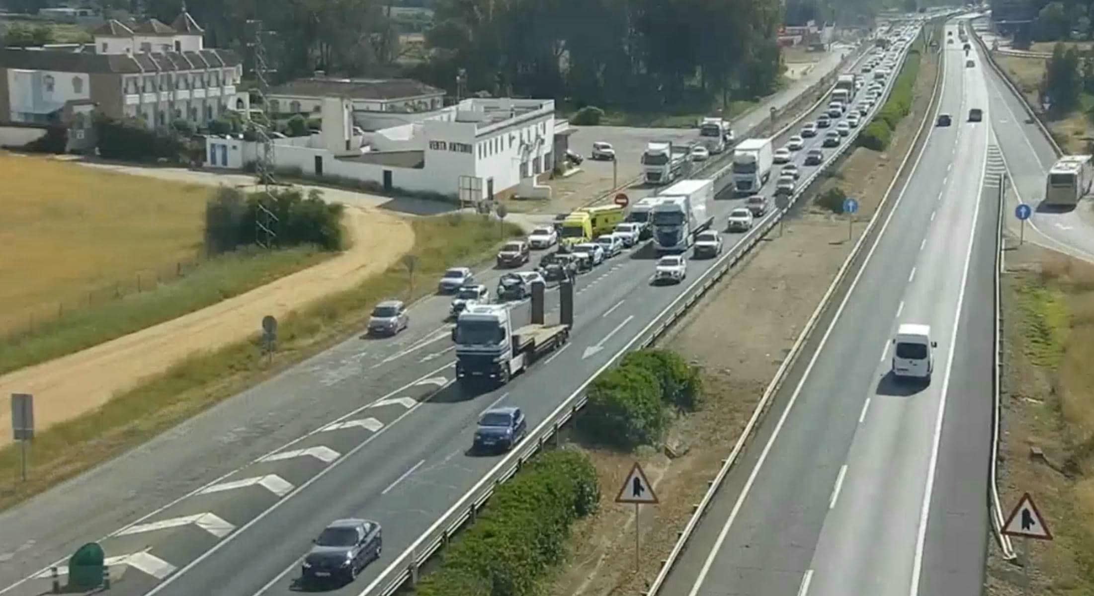 Retenciones en la A 4 por un accidente en Carmona, Sevilla.