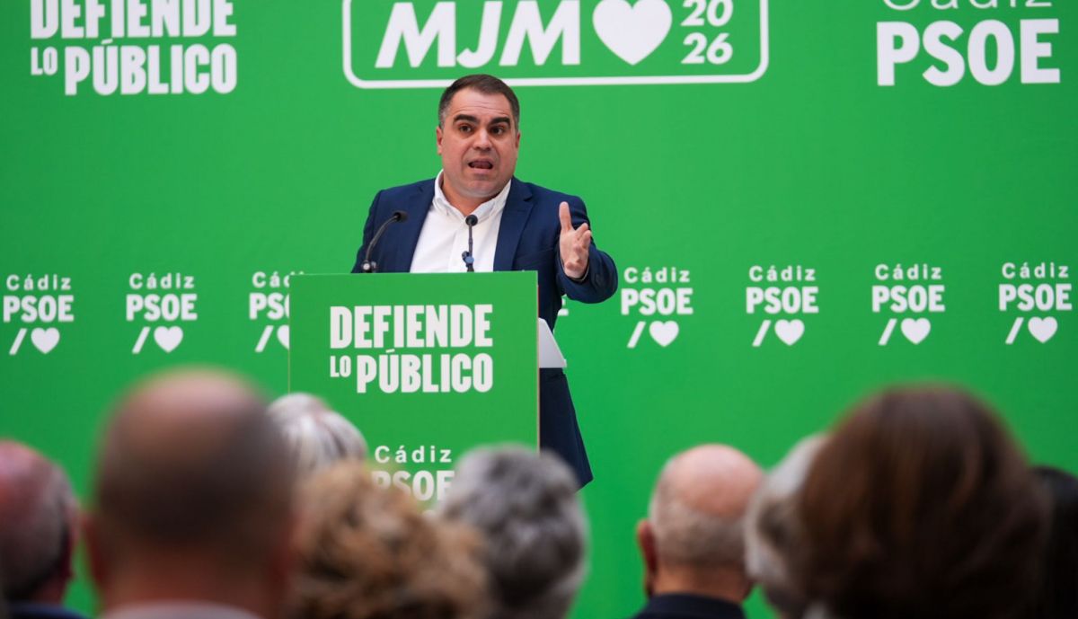  El candidato número uno del PSOE por la provincia de Cádiz, Juan Cornejo,  Manuel Chaves, y el secretario provincial, Juan Carlos Ruiz Boix,inicio de campaña electoral.