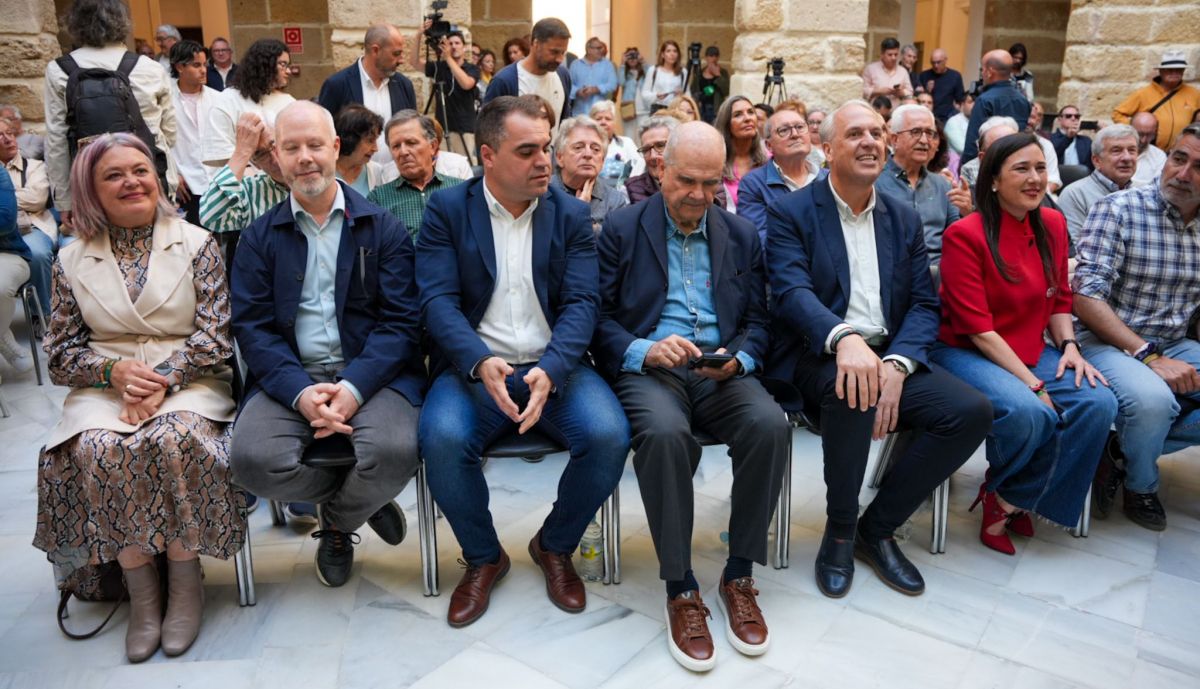  El candidato número uno del PSOE por la provincia de Cádiz, Juan Cornejo,  Manuel Chaves, y el secretario provincial, Juan Carlos Ruiz Boix,inicio de campaña electoral.