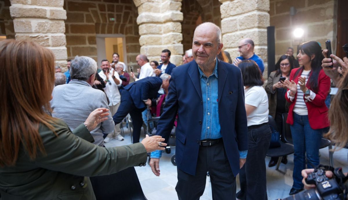  El candidato número uno del PSOE por la provincia de Cádiz, Juan Cornejo,  Manuel Chaves, y el secretario provincial, Juan Carlos Ruiz Boix,inicio de campaña electoral.