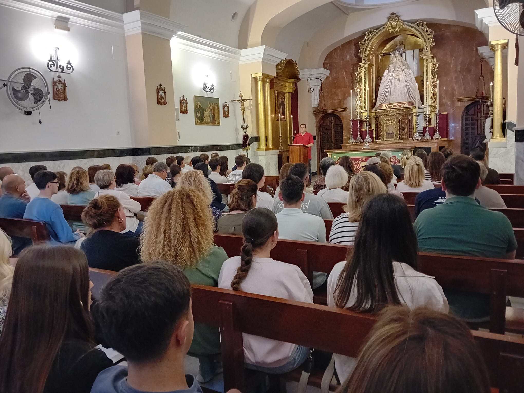 Cientos de personas se han reunido en la tarde del jueves en la capilla de Los Dolores de Los Palacios para rezar por José Antonio García.