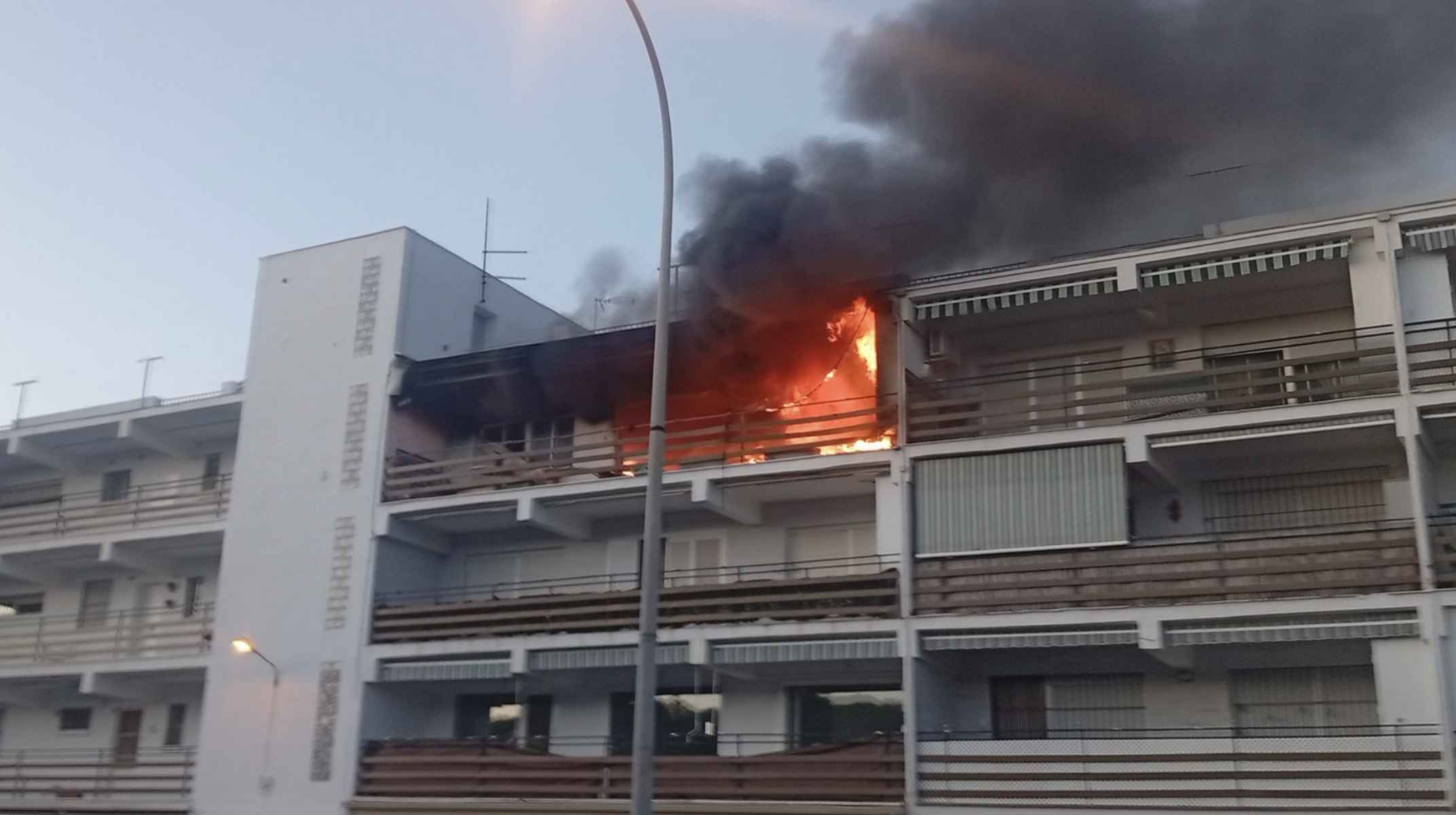 La vivienda que ha salido ardiendo y en la que ha fallecido una persona.
