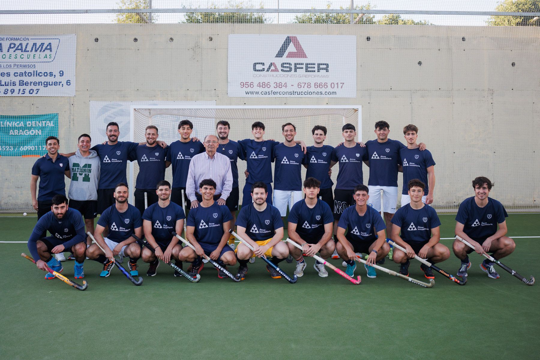 Posado del equipo de hockey de San Fernando junto a su presidente. 