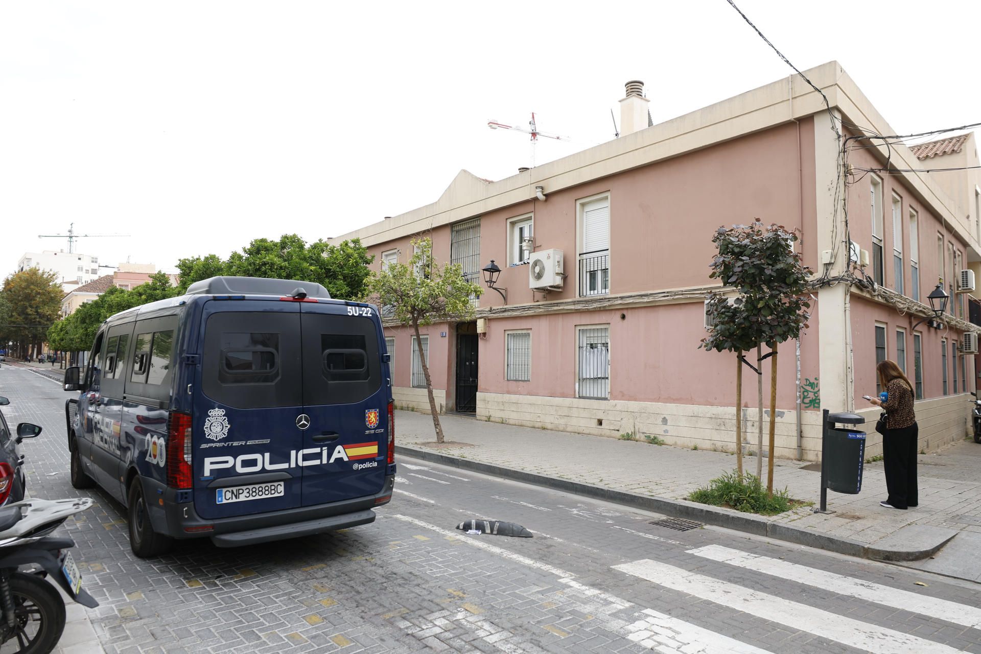 Presencia policial en el barrio de la Trinidad de Málaga, tras la macrorredada.