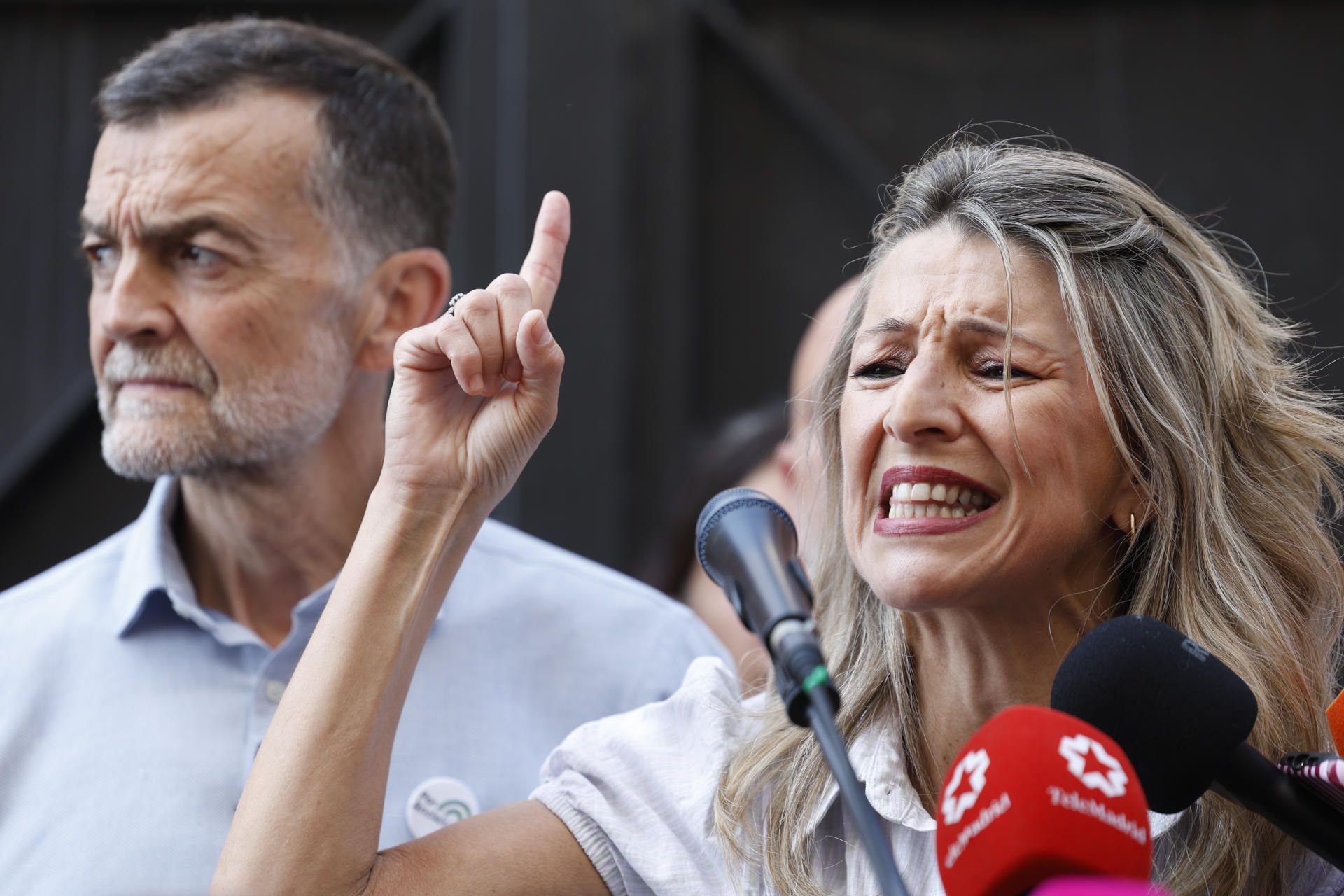 La vicepresidenta segunda y ministra de Trabajo y Economía Social, Yolanda Díaz (d), asiste a la manifestación convocada por el Día Internacional del Trabajo, este viernes, en Málaga.