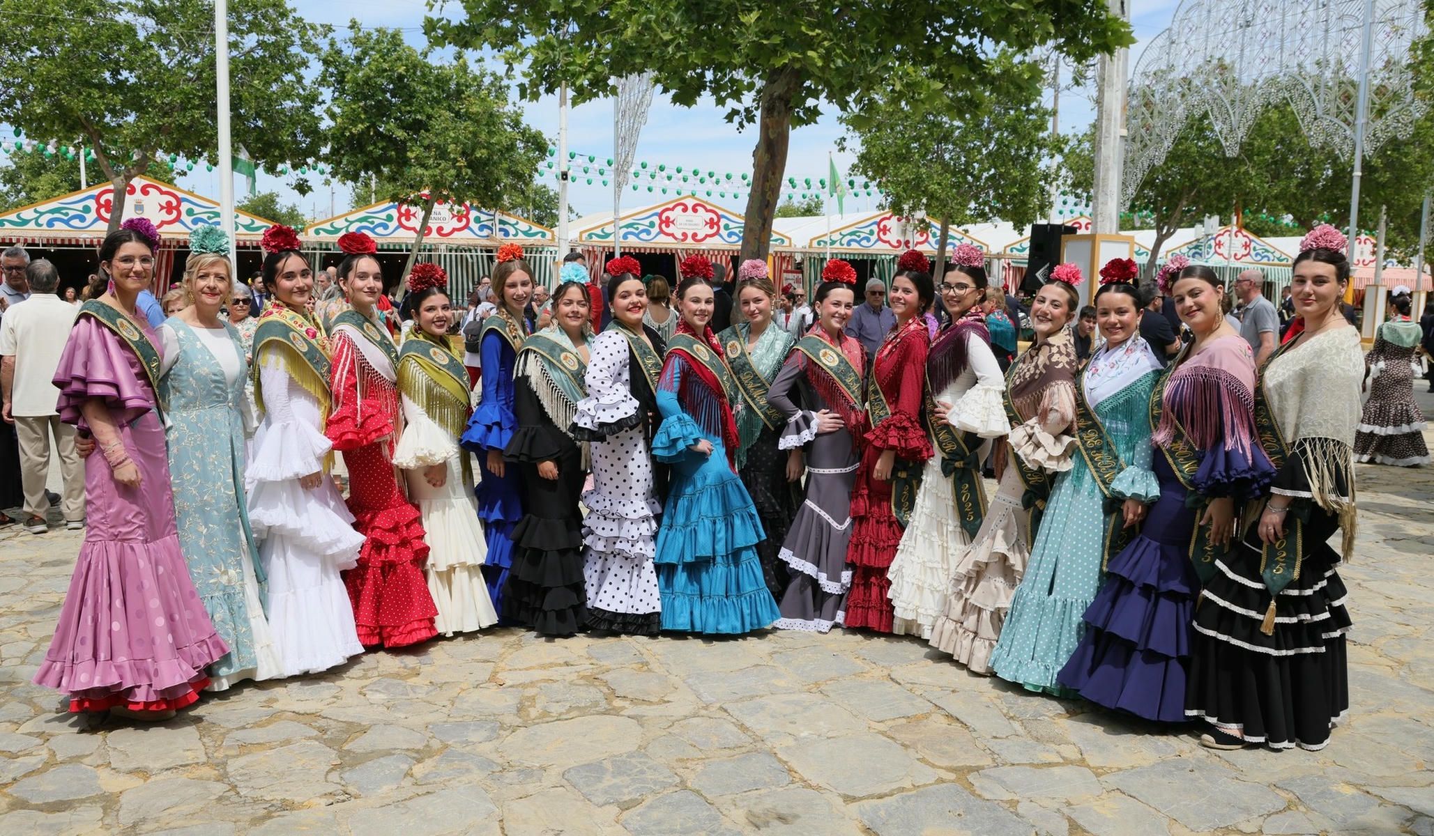 La Dama Mayor y varias Damas de Honor de las Fiestas Patronales, encargadas de portar las banderas durante el acto inaugural de la Feria de Rota