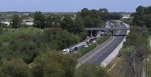 Atascos en la AP4 de camino a las playas de Cádiz.