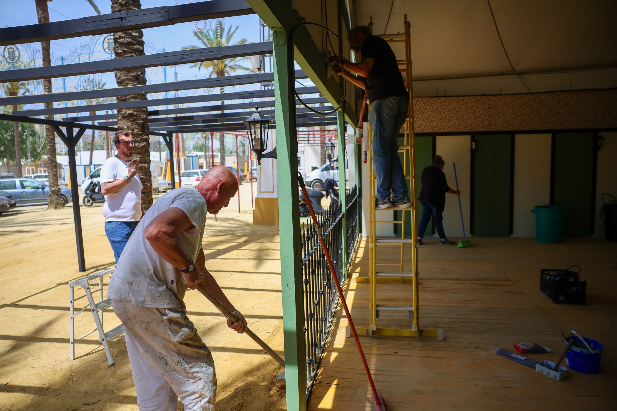 Voluntarios montan casetas de hermandades en la previa de la Feria de Jerez.