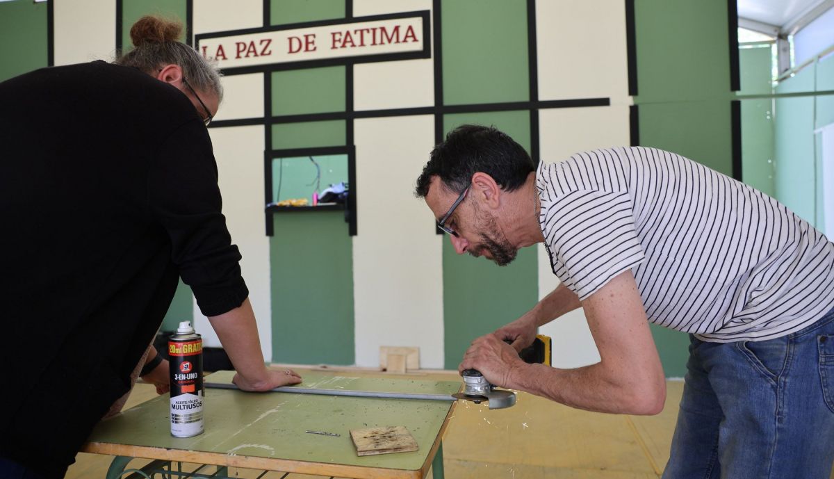 Hermanos de La Paz preparando el interior. 