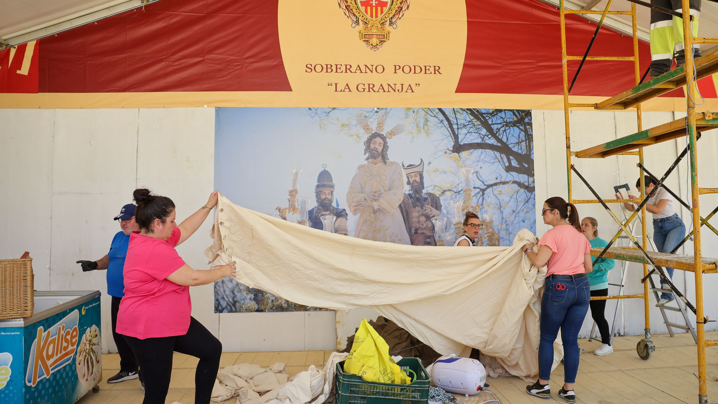 Hermanos y hermanas del Soberano Poder en pleno montaje de la casetas, este viernes. 