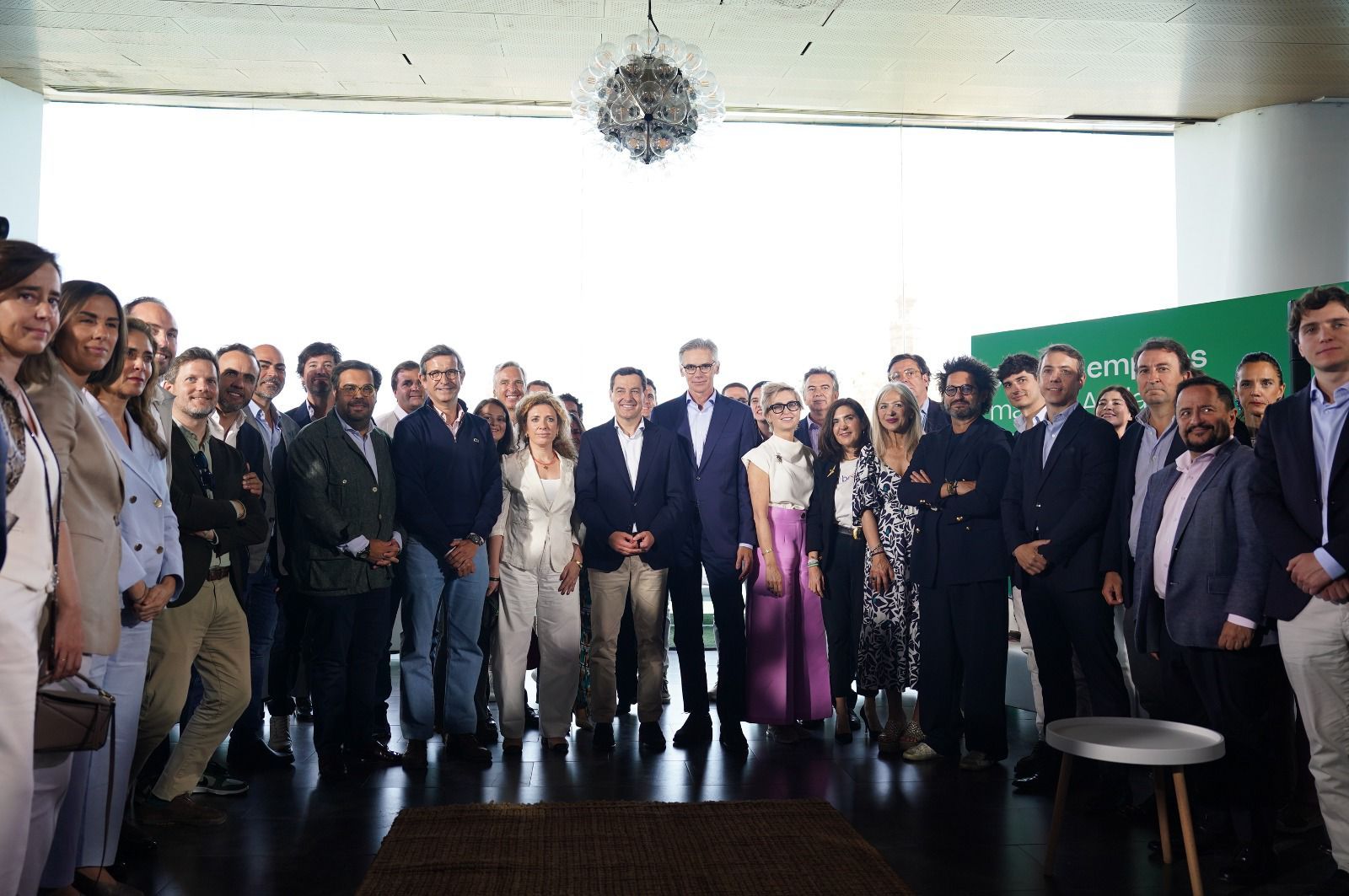 El candidato del PP, Juanma Moreno, en el encuentro con empresarios celebrado en Sevilla.