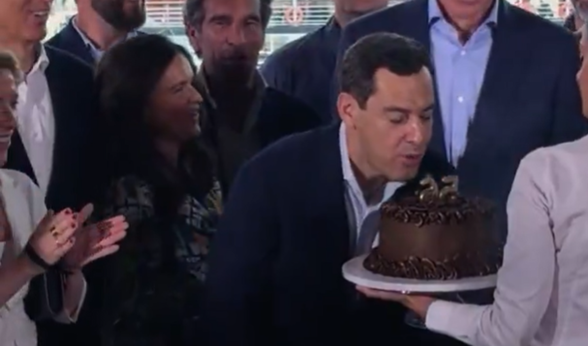 Juanma Moreno celebra su 56 cumpleaños con el deseo de igualar número en las Elecciones Autonómicas