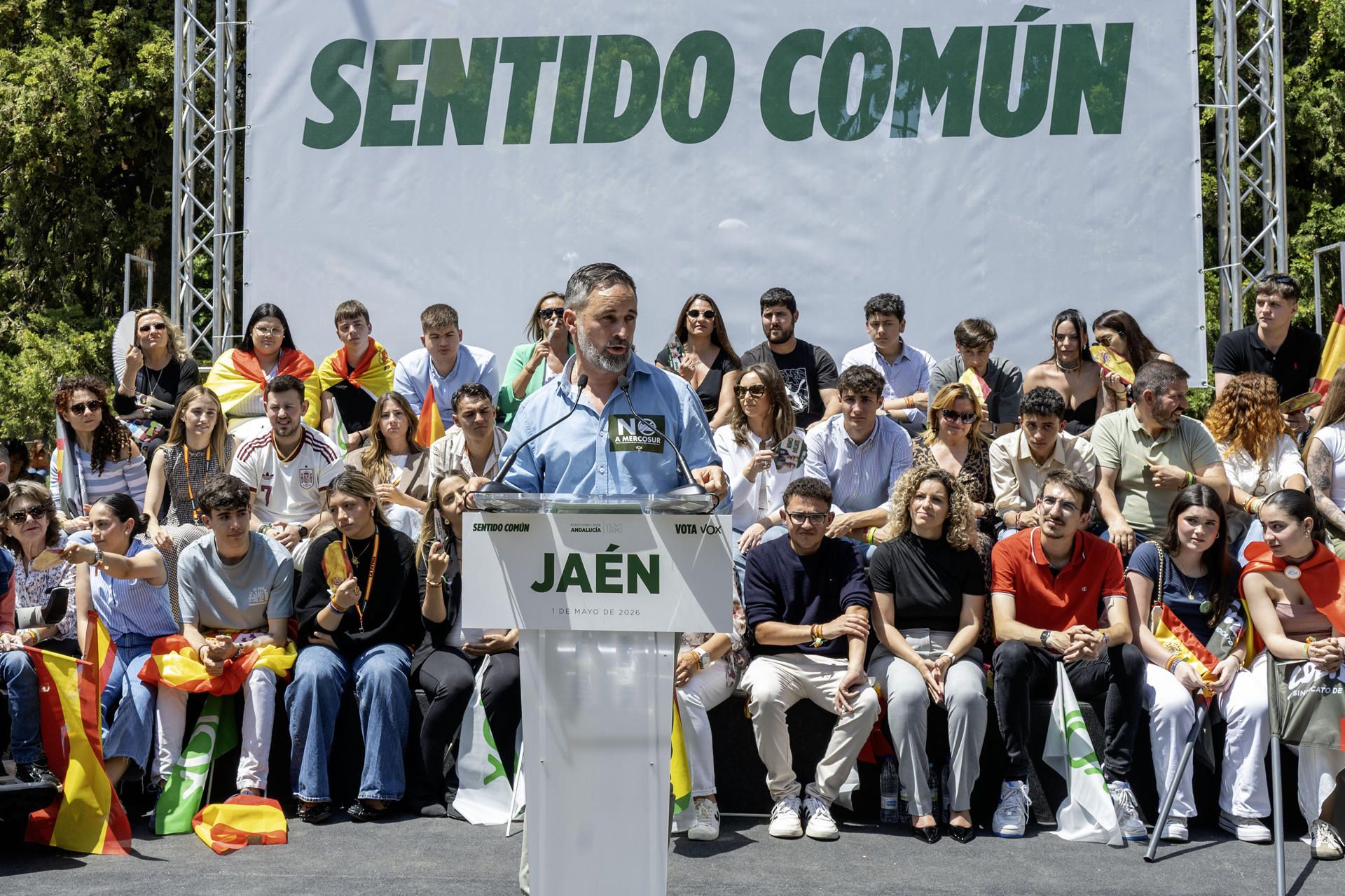 El líder de Vox, Santiago Abascal, interviene durante un mitin político de cara a las elecciones en Andalucía, celebrado este viernes en la Alameda de Jaén.