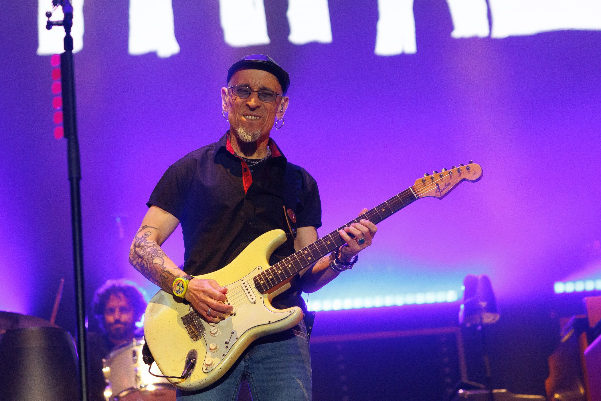 Fito Cabrales, durante el concierto en Cádiz  con su banda.