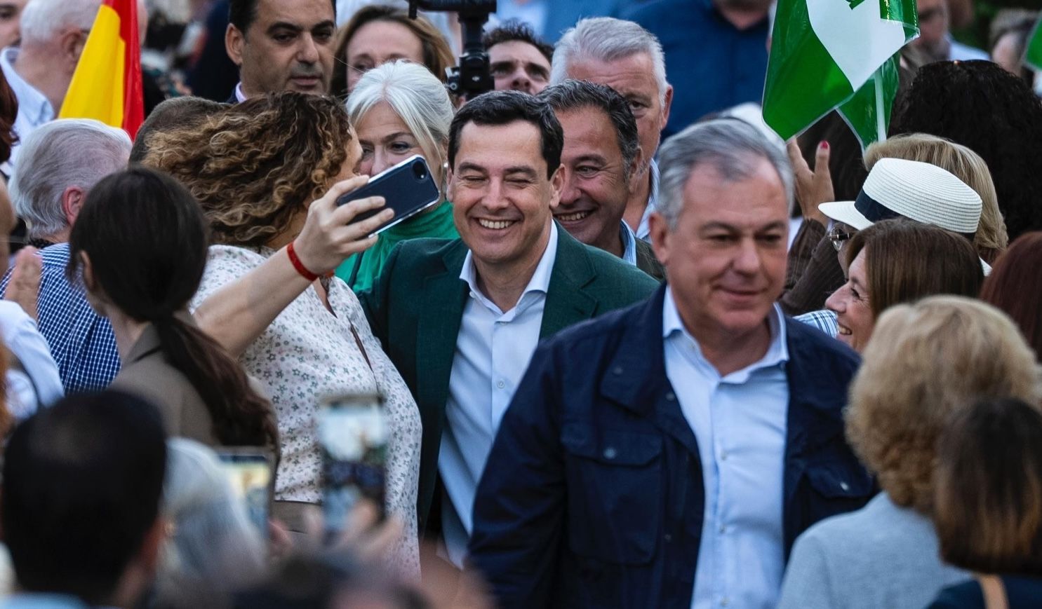 Juanma Moreno, antes del acto en los Jardines de Murillo de Sevilla.
