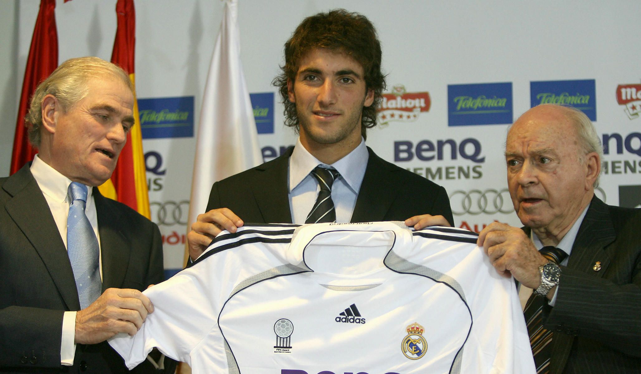 Higuain durante su fichaje por el Real Madrid