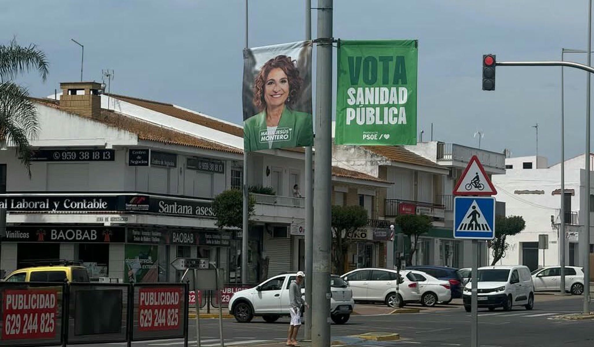 El cartel del PSOE Andalucía rompe con el acuerdo establecido en Lepe de evitar coincidir la publicidad electoral con la romería de la Bella