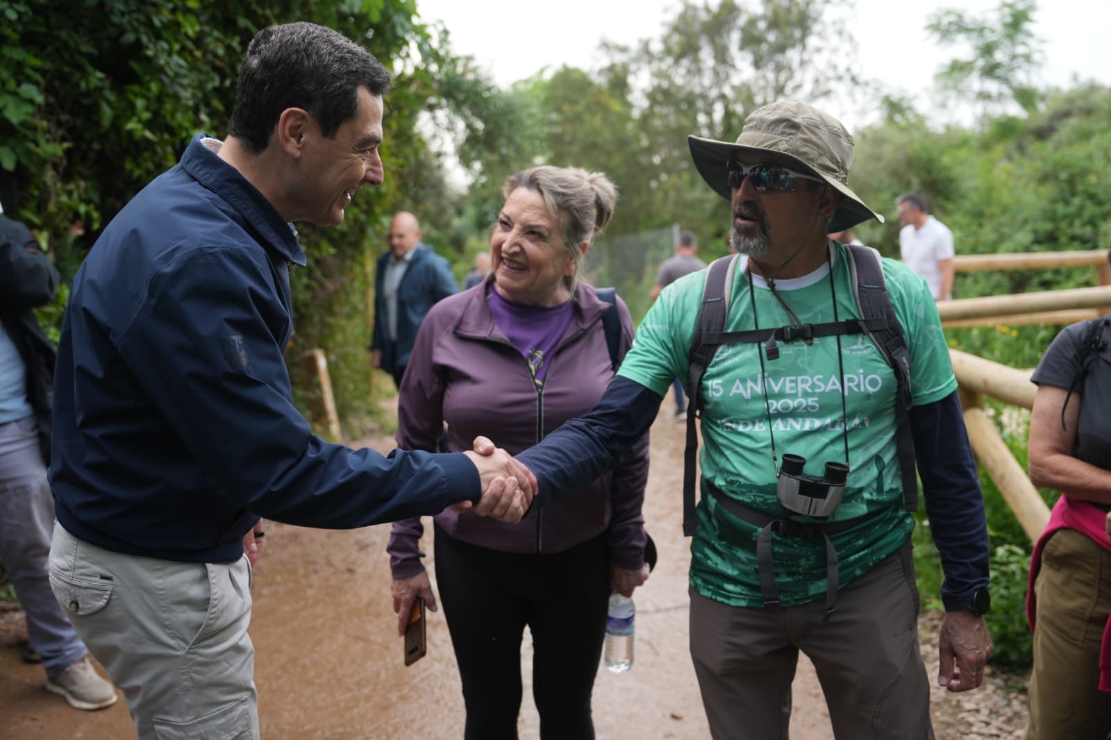 Juanma Moreno, durante su recorrido por el Cinturón Verde de Córdoba.