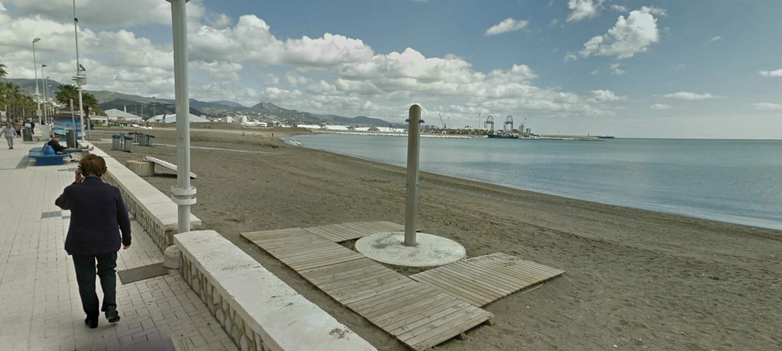La playa de Huelin, en Málaga, donde se ha encontrado el cadáver