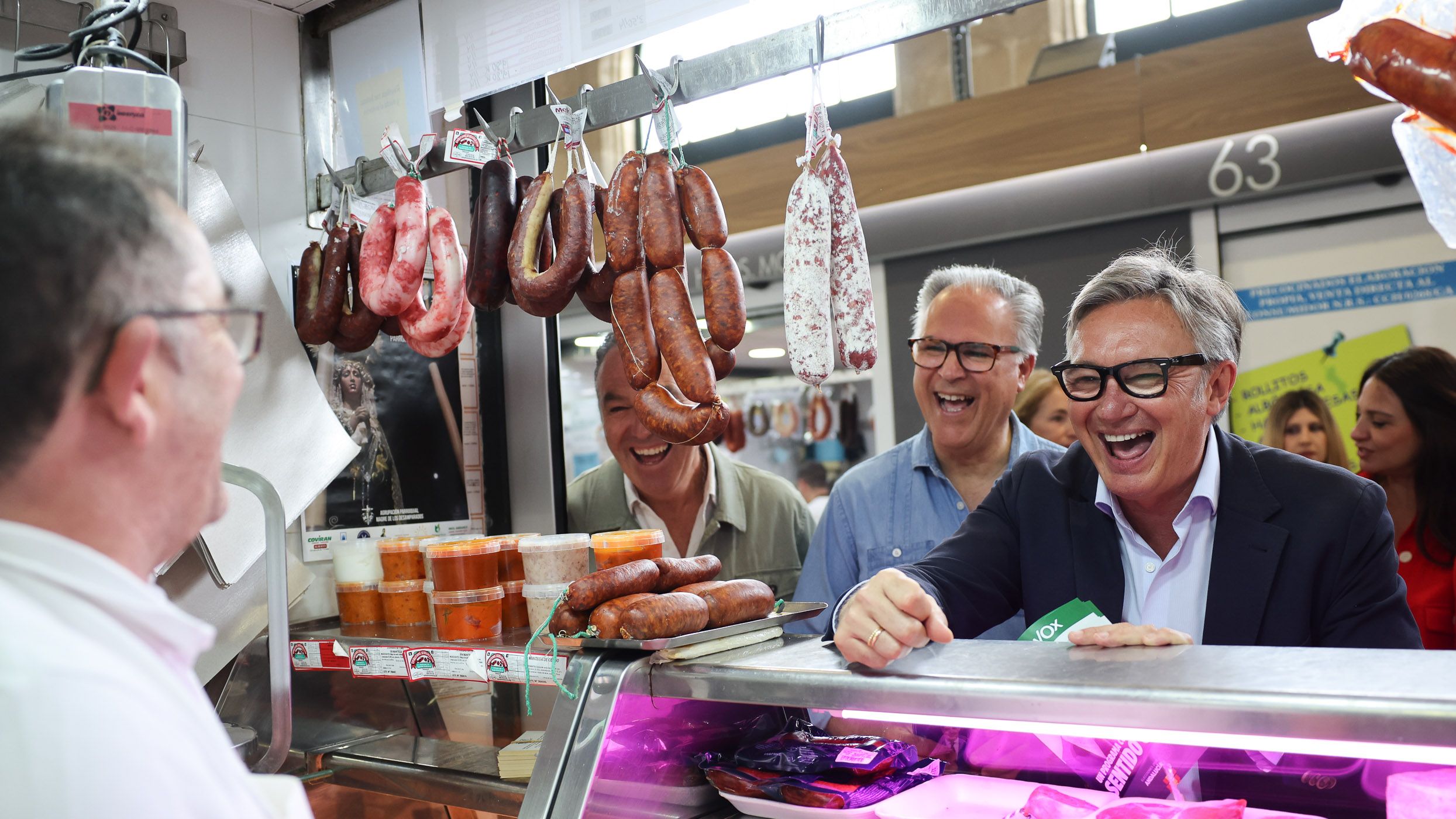 Manuel Gavira, candidato de Vox, hablando con un comerciante de la Plaza de Jerez.