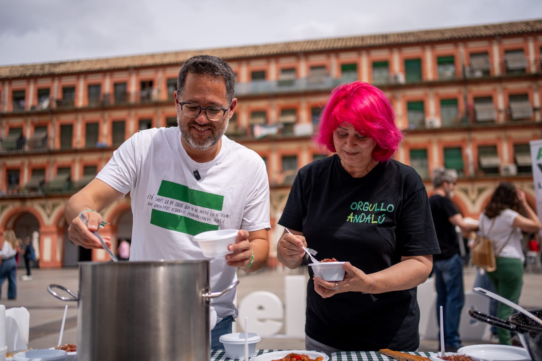 José Ignacio y Mariví Serrano, de Adelante, sirviendo pisto y salmorejo para denunciar la gestión de los comedores escolares.