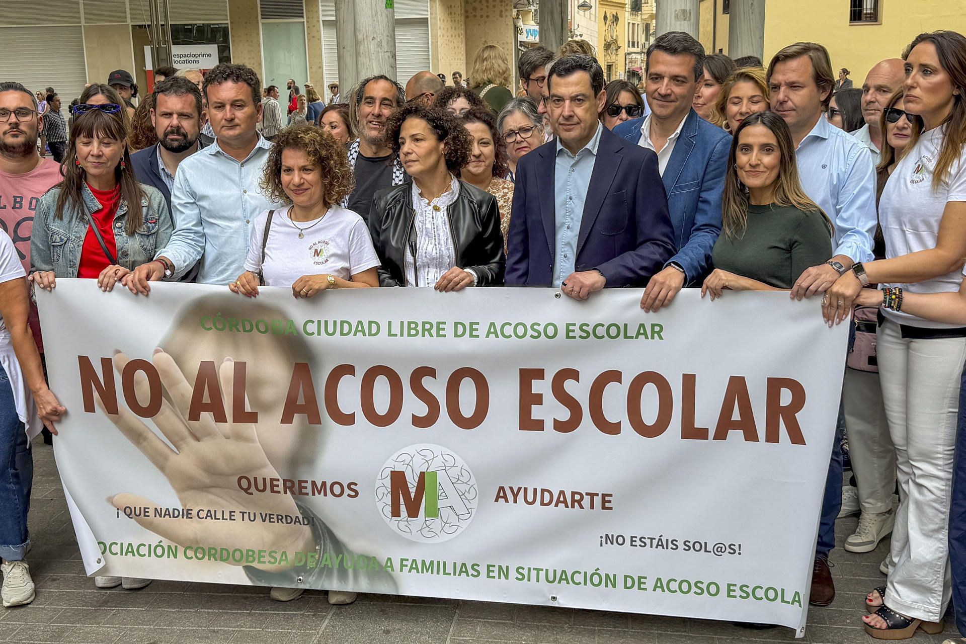 El presidente de la Junta de Andalucía, Juanma Moreno (5d), participa en la concentración por el día mundial del Acoso Escolar que ha tenido lugar este sábado en Córdoba y que ha contado con la presencia de los padres de la niña sevillana Sandra Peña que se suicidó este pasado año.