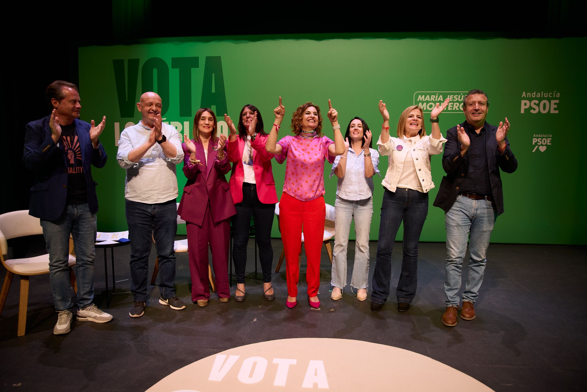 La candidata María Jesús Montero, arropada por cargos socialistas en su acto en Mairena del Aljarafe.
