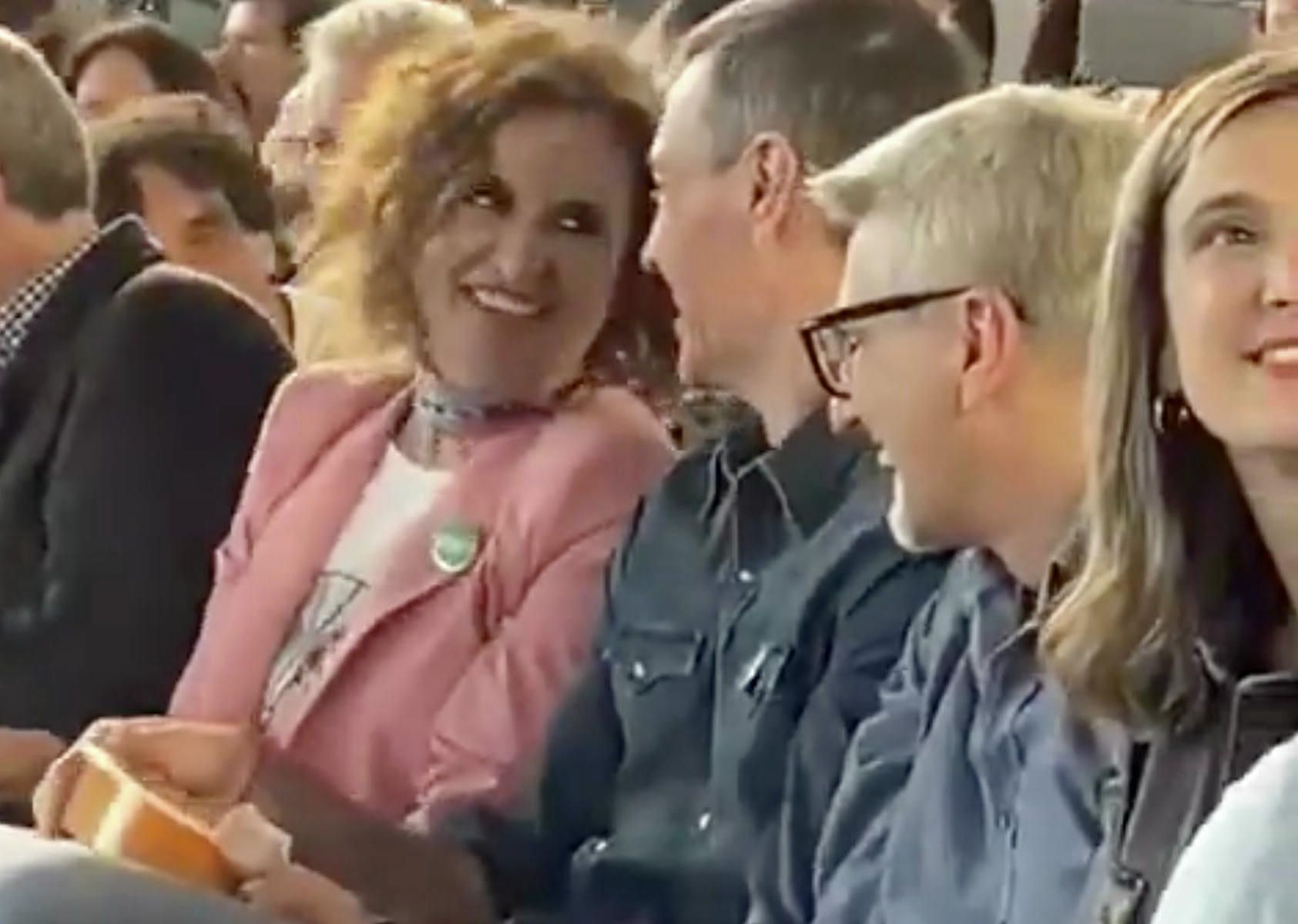 Pedro Sánchez, conversando con María Jesús Montero con la manteca colorá en la mano.
