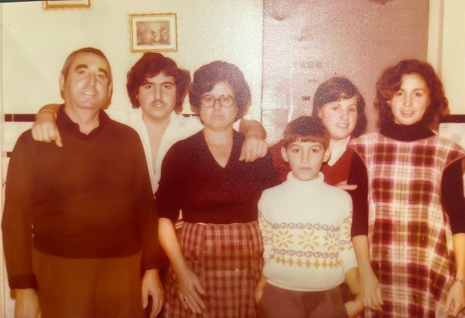 Miguel Gómez Enamorado y su mujer, Carmen Gutiérrez, junto a sus hijos, Antonio, Miguela y Joaquín, y una prima, en una instantánea de hace más de 50 años.