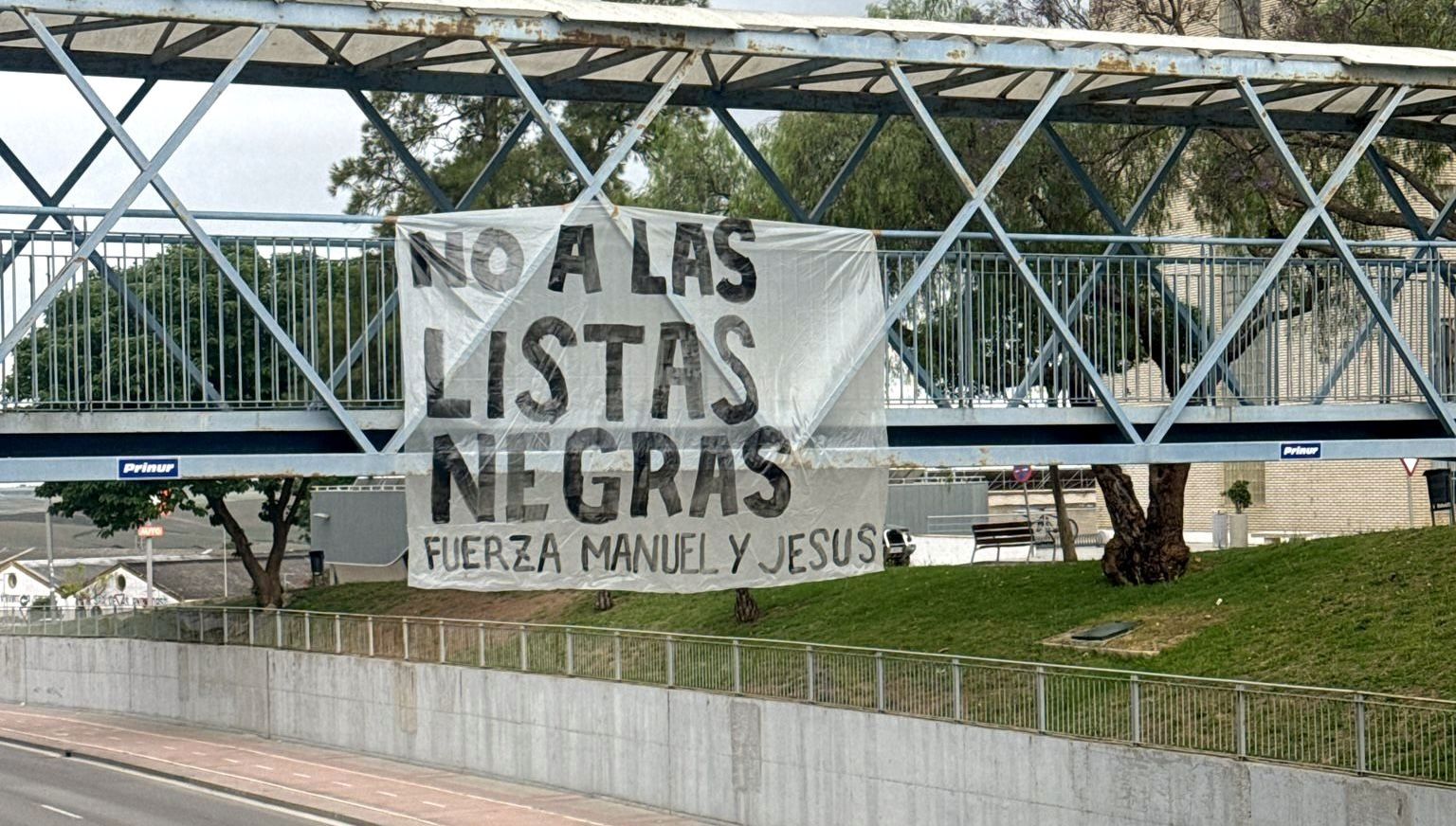 Pancarta en la pasarela del Hospital de Jerez en apoyo a Manuel Balber y Jesús Galván.