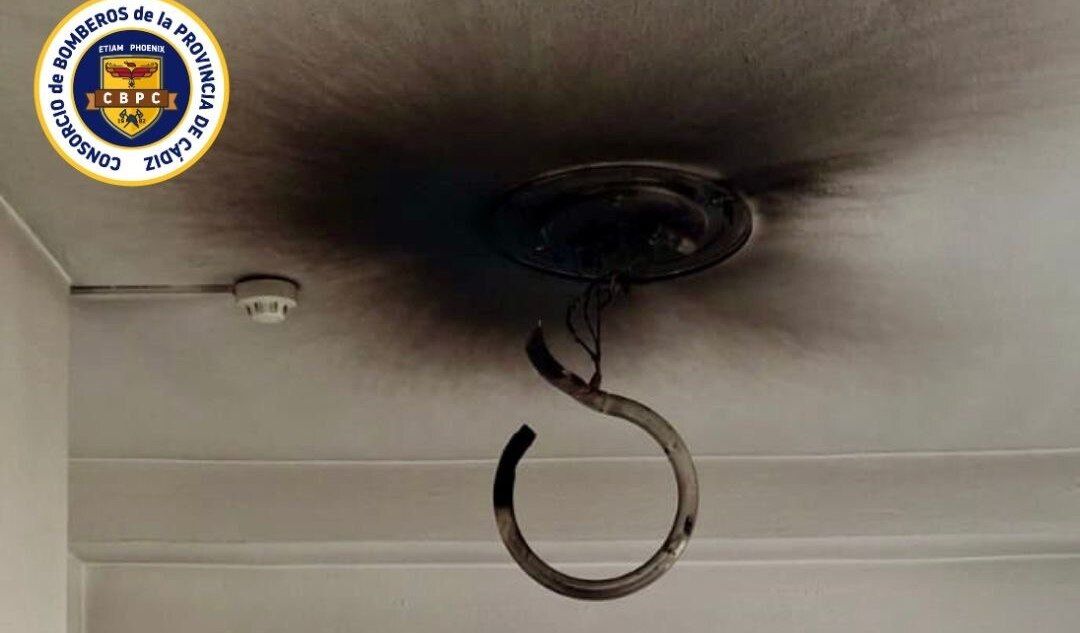 Arde un plafón en una de las habitaciones de la zona que está en obras de una residencia de mayores en Algeciras