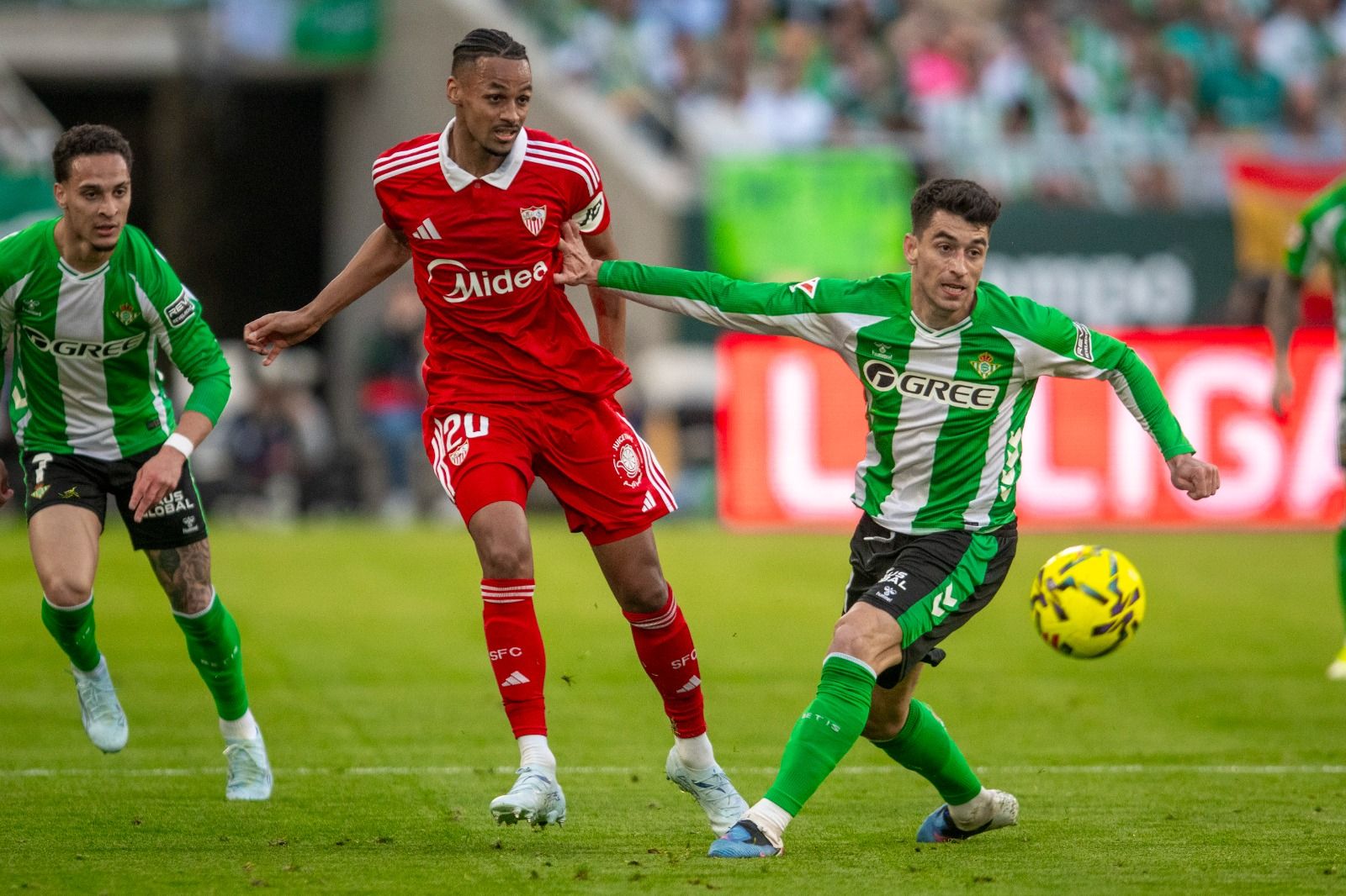Jugadores del Betis y el Sevilla en el último derbi.