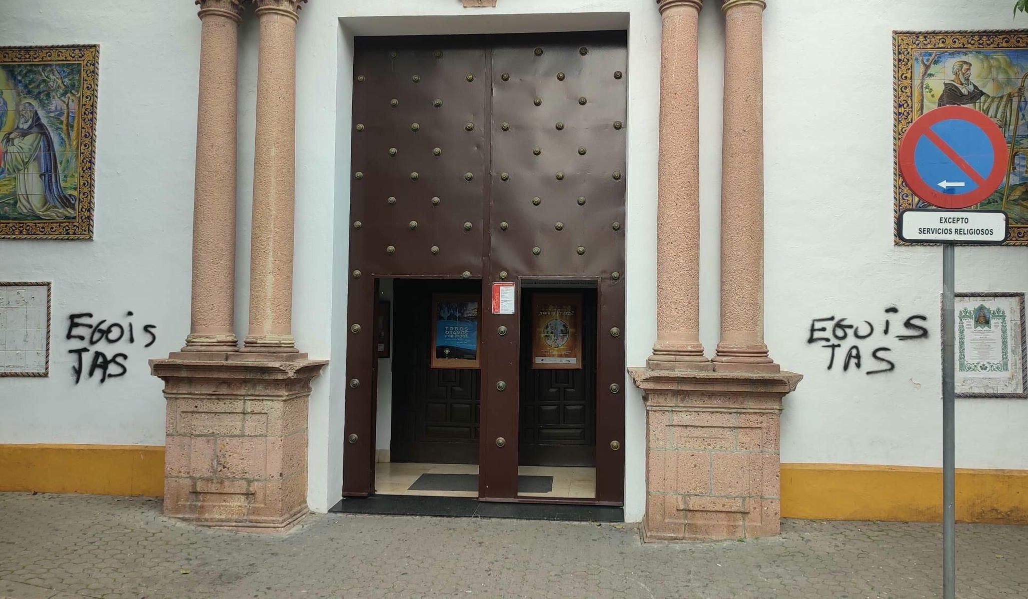 Dos pintadas con la palabra 'Egoístas' en la fachada de la parroquia de San Gonzalo en Sevilla