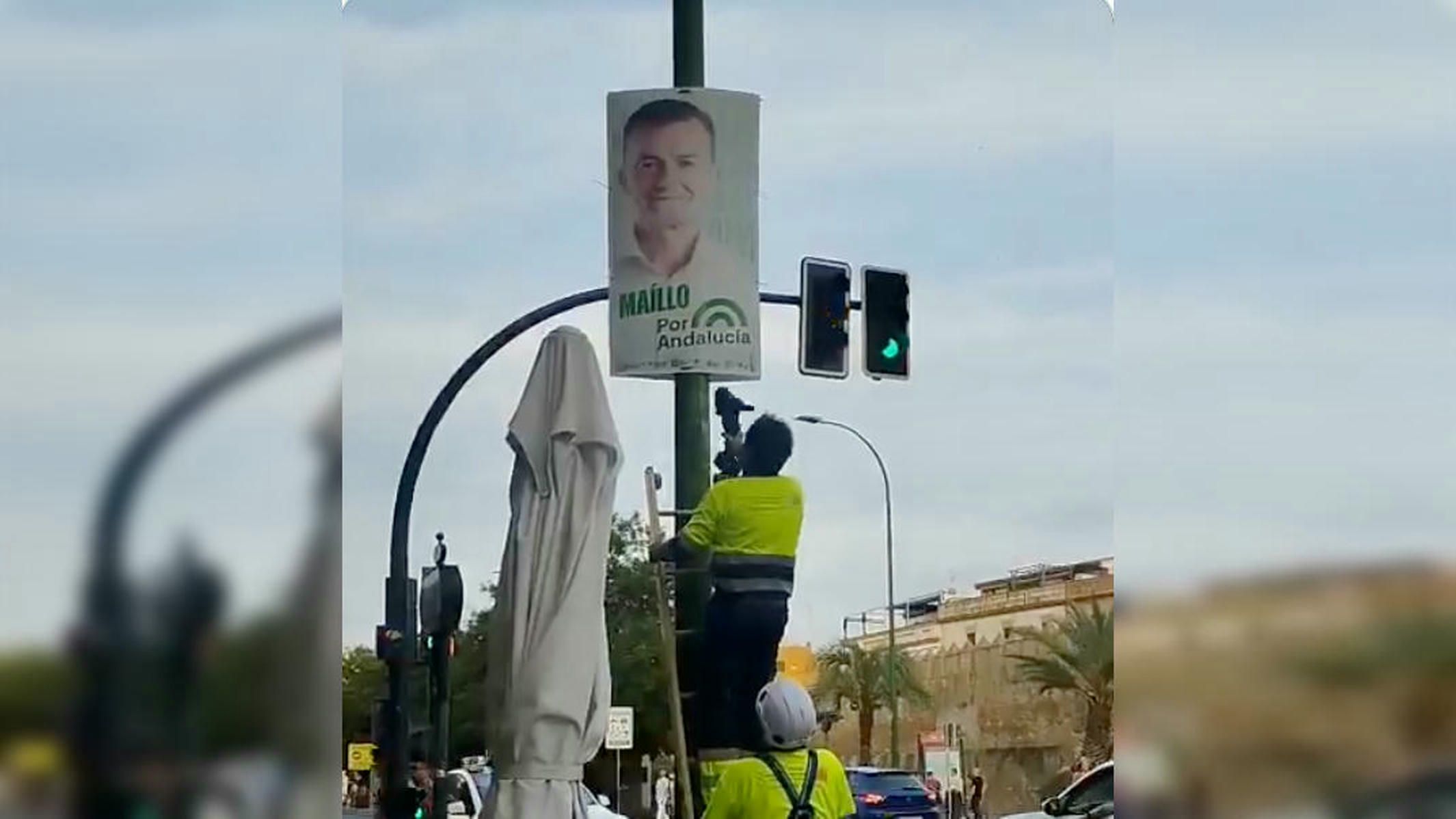 Operarios del Ayuntamiento de Sevilla retiran carteles de Por Andalucía