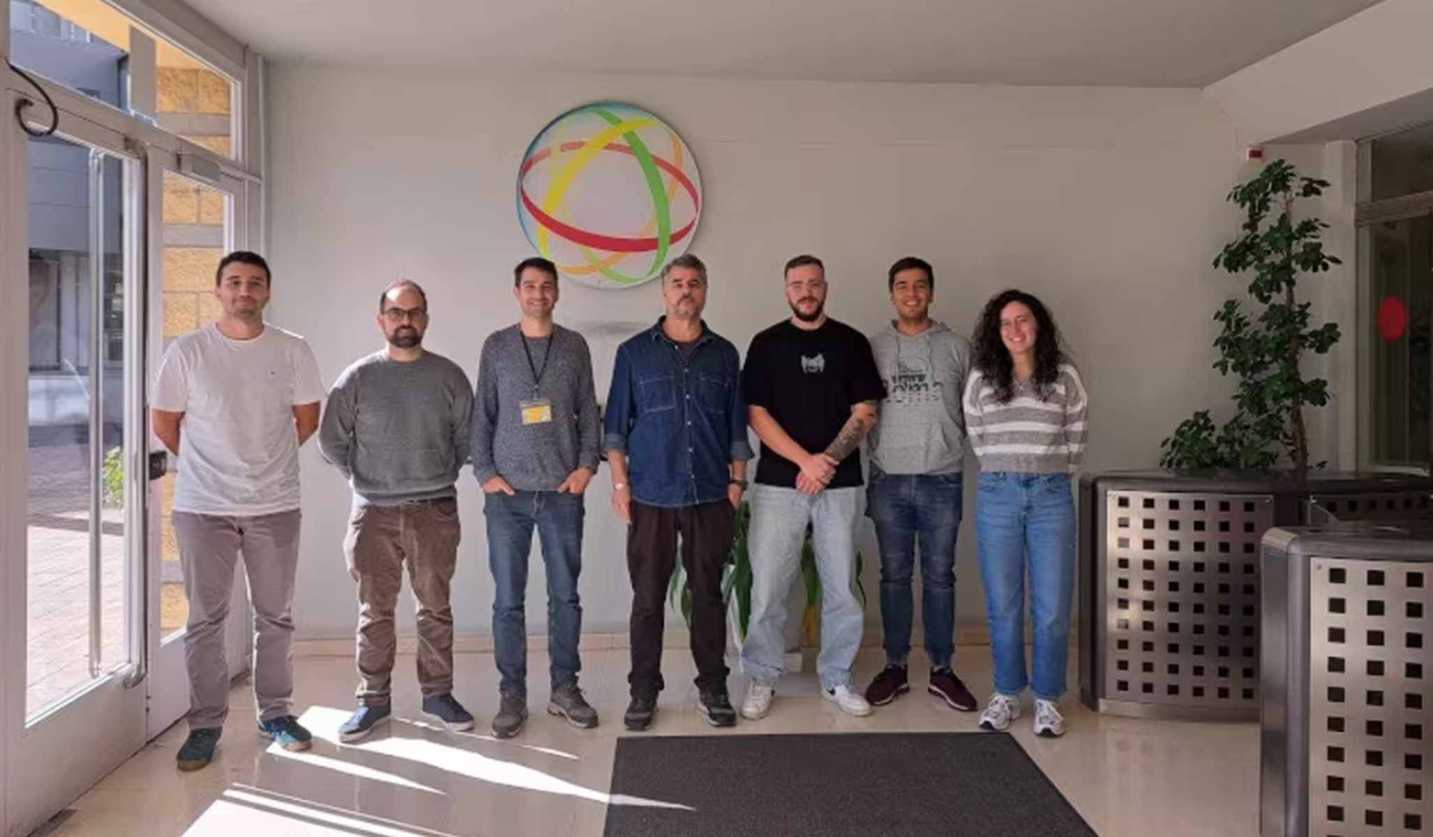 Andalucía diseña nanopartículas selectivas que eliminan bacterias infecciosas hospitalarias   Un equipo de investigación internacional liderado por el Instituto de Investigaciones Químicas, centro mixto del CSIC y la Universidad de Sevilla (US), ha diseñado nanopartículas metálicas que eliminan la bacteria 'Staphylococcus aureus', asociada a infecciones hospitalarias y que cada vez presenta más resistencia a los antibióticos.