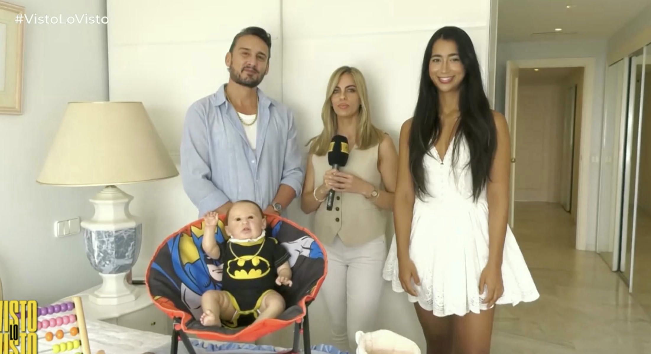 Jaime y Alejandra con 'Batmancito', el bebé reborn que intentaron meter en una guardería.