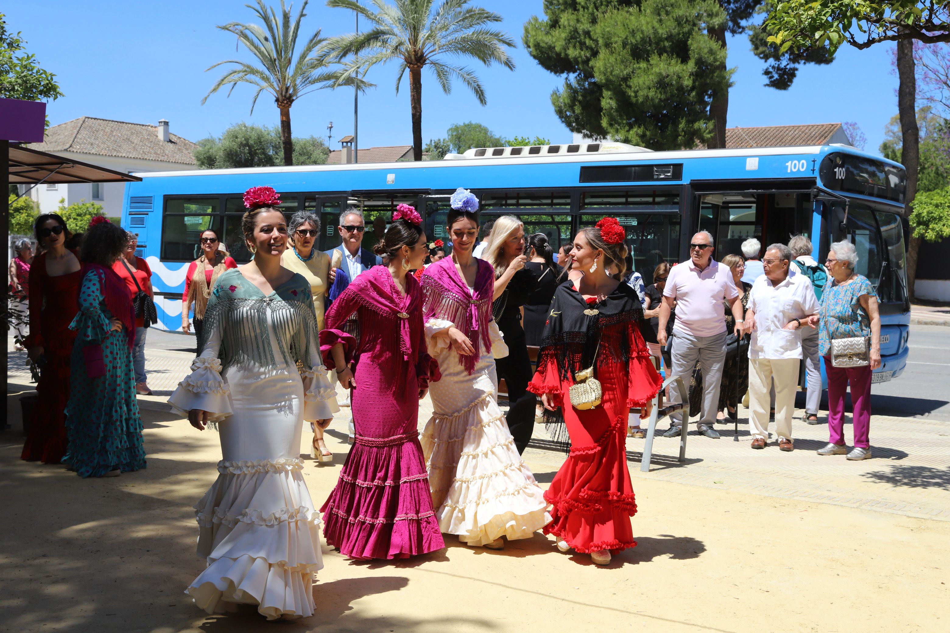 Mujeres llegando a la Feria de Jerez en autobús.
