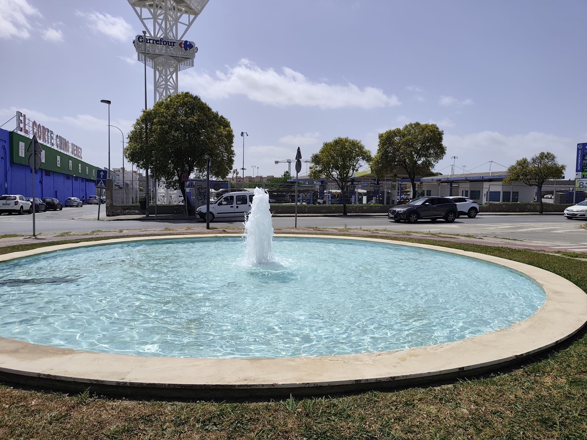 Una fuente de la avenida de Europa de Jerez, tras las labores de embellecimiento.