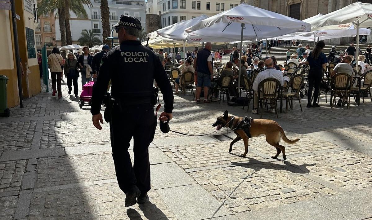 Lima patrulla por el centro de Cádiz, este fin de semana.